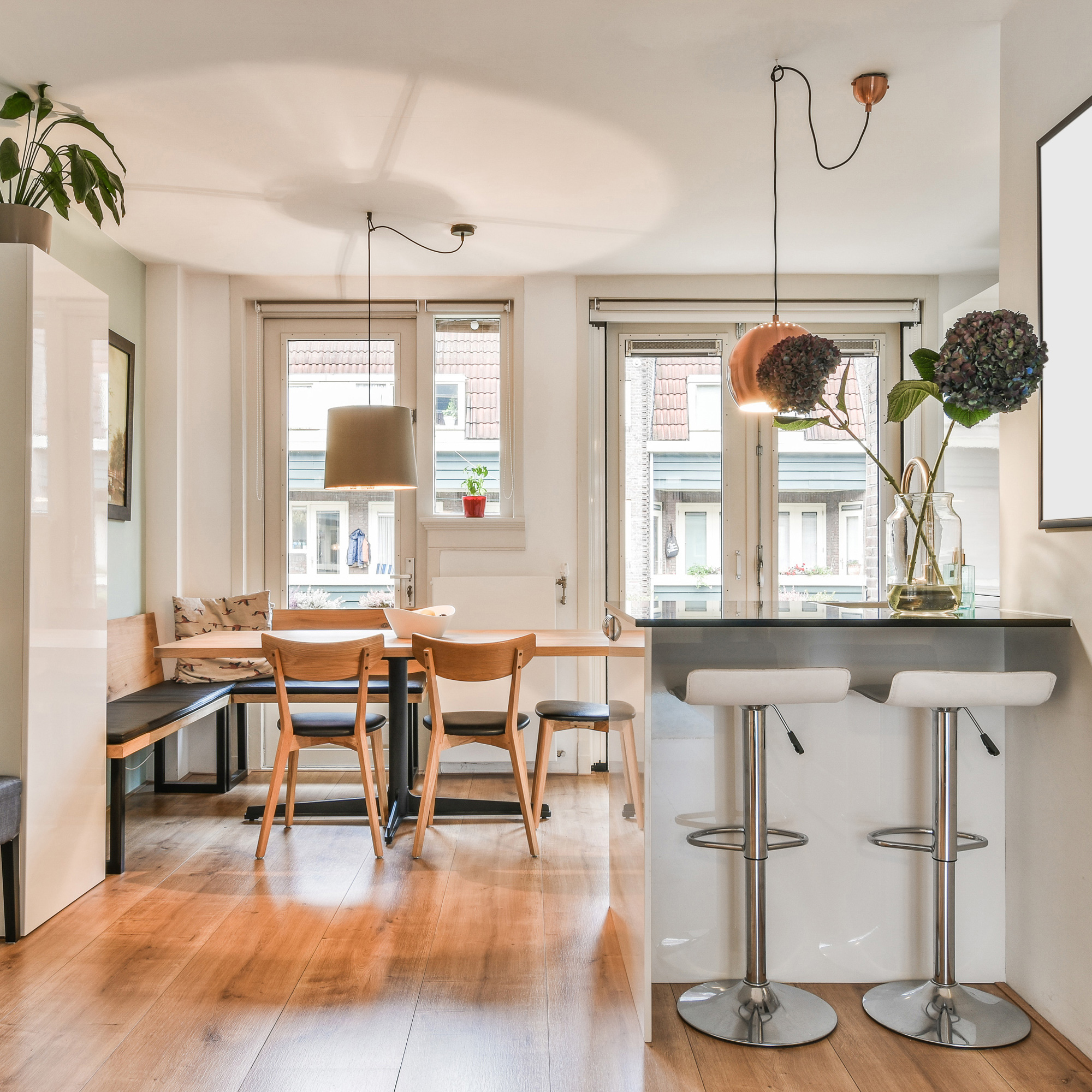 Moderne Immobilie: Essbereich mit Holztisch, Bar und Stühlen. Gemütliches Design für Ihr Zuhause.