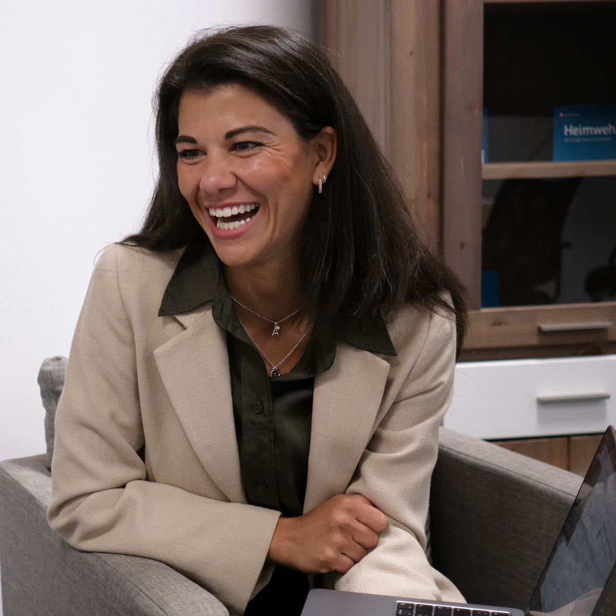 Freundliche Maklerin lacht. Ihr Immobilienexperte für Ihr Zuhause. Über Uns.