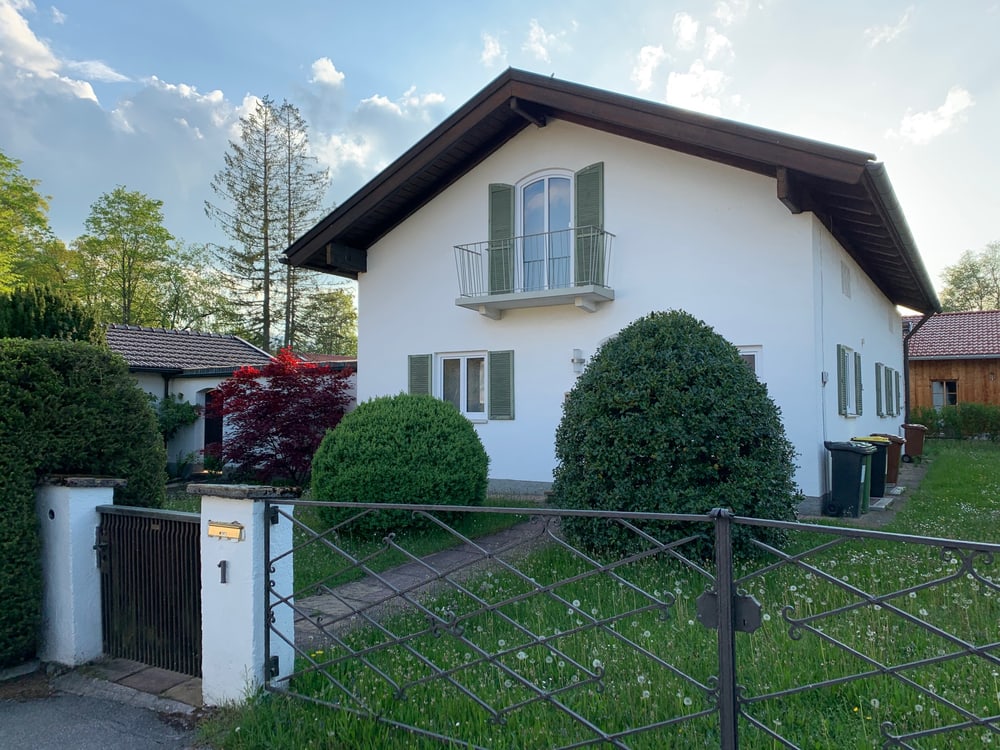 Isarnova Immobilien: Gepflegtes Haus mit Garten und Zaun für Ihren Wohntraum.