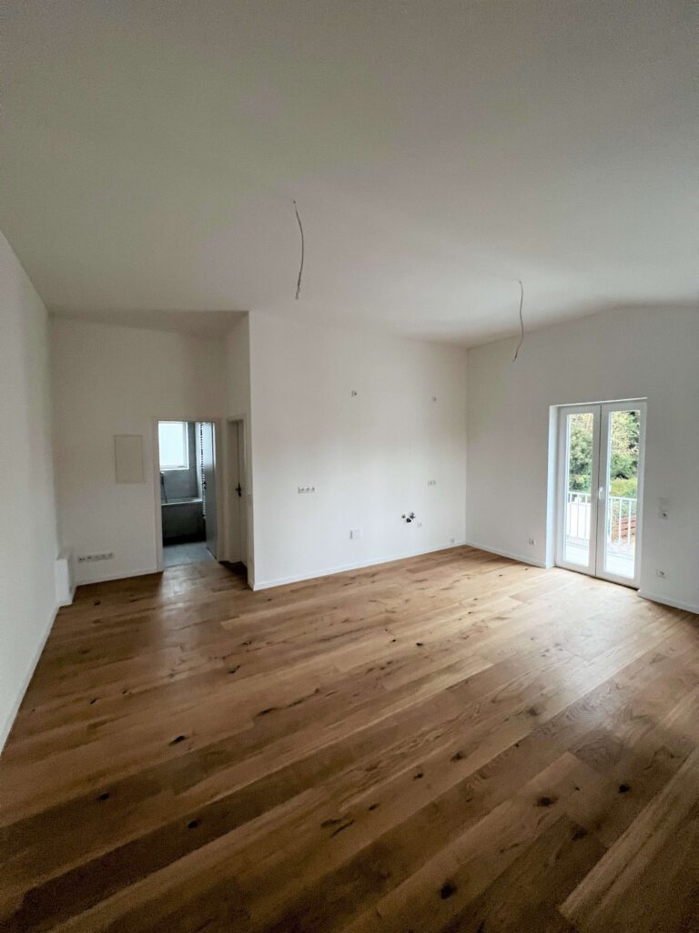 Kernsanierte 2 Zimmer Whg, KfW70, BJ 2021, Balkon, Parkett – ab sofort bezugsfrei & Provisionsfrei