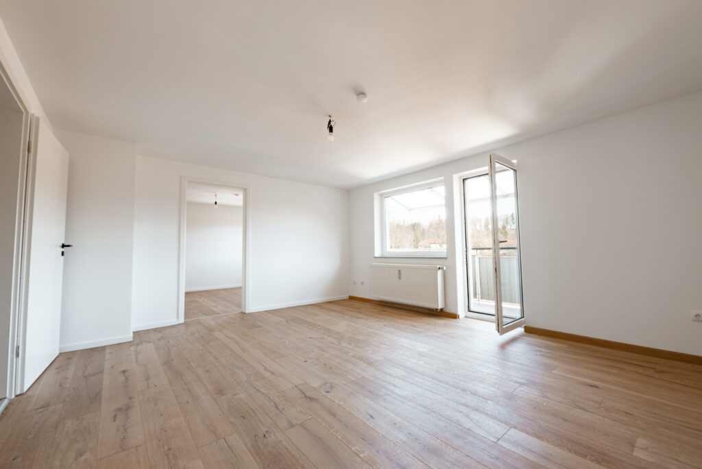 Stilvoll kernsaniert & bezugsfrei: Lichtdurchflutete 2-Zimmer-Wohnung im Miesbach, direkt am Bach