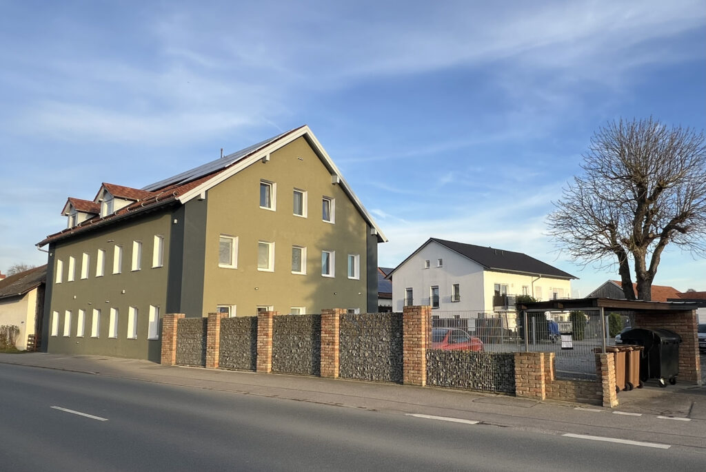 Off-Market-Mehrfamilienhaus mit 11 Einheiten in  Salching bei Straubing, 2016 kernsaniert, PV Anlage