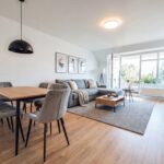 Sanierte 2 Zimmer Wohnung mit Loggia und Blick ins Grüne: Moosach nähe Bahnhof mit EBK & TG Platz Sanierte 2 Zimmer Wohnung mit Loggia und Blick ins Grüne: Moosach nähe Bahnhof mit EBK & TG Platz