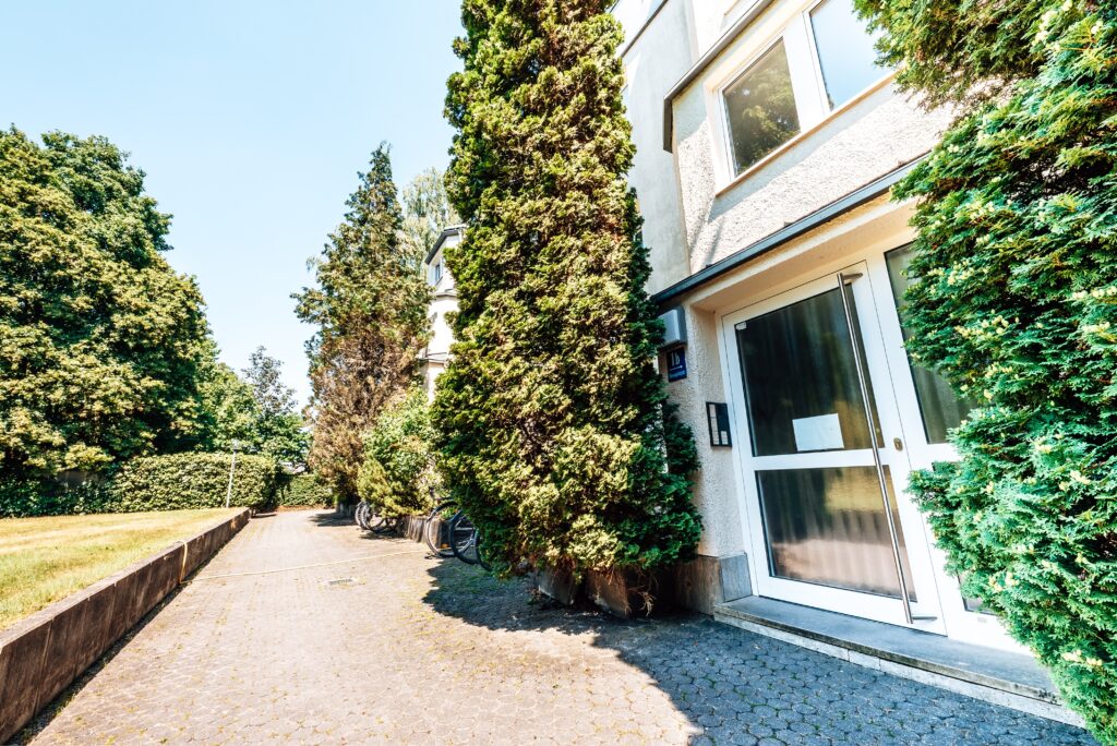 Kapitalanlage mit Perspektive: Moderne 2-Zimmer-Wohnung in 80993 München – Saniert, EBK, Balkon, TG